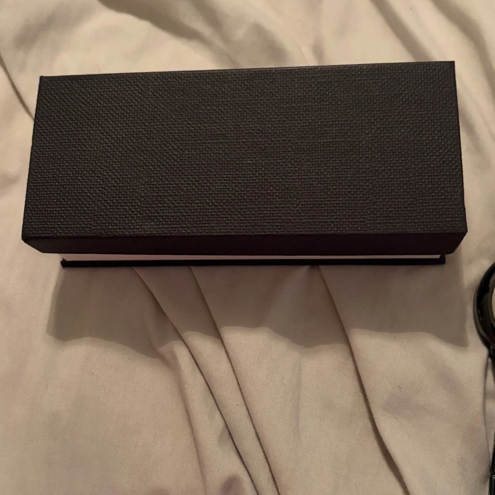 N/A sleek black